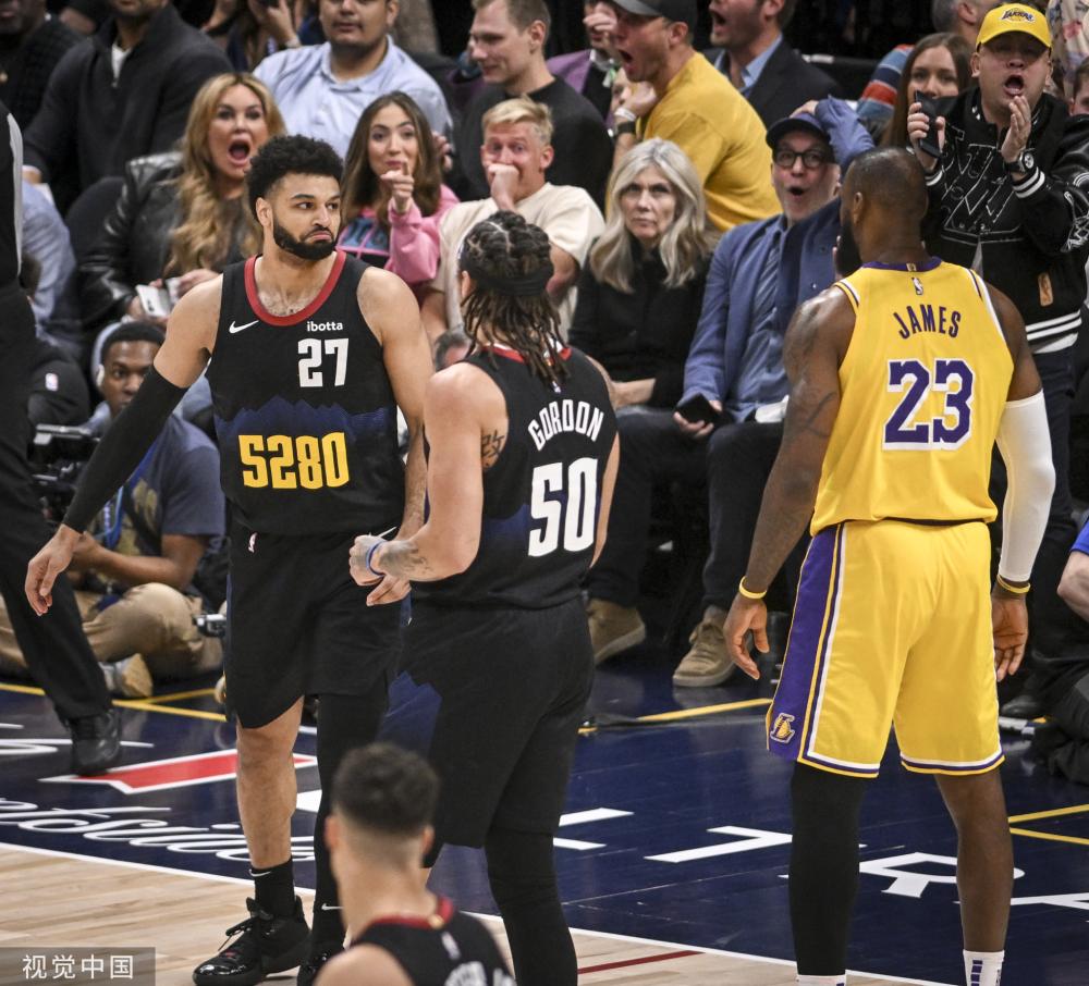 在攻防两端 在攻防两端